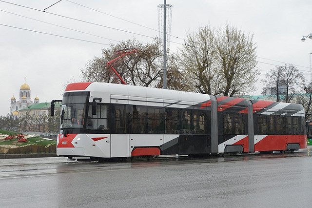В Екатеринбурге начали испытывать новый трехсекционный трамвай