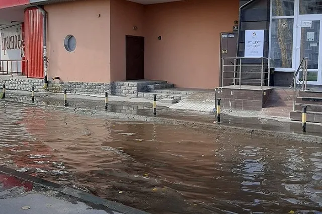 В Екатеринбурге дом на Щербакова с мая месяца топит канализационной водой