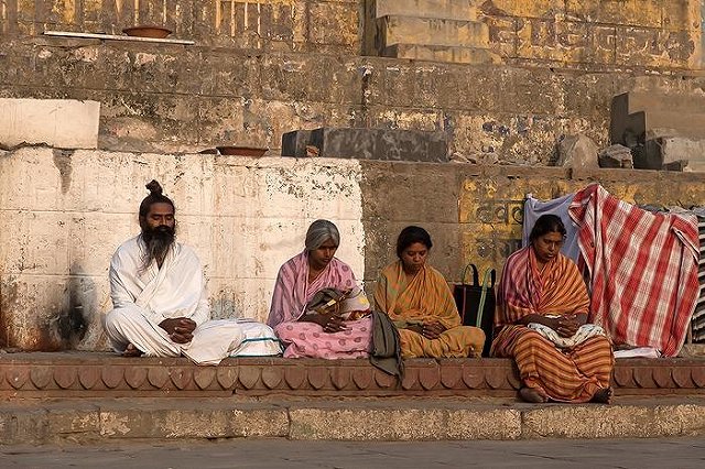 Бродячая собака благословляет прихожан храма в Индии (ВИДЕО)