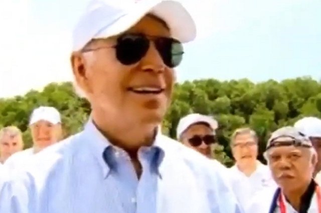 «Они больше, чем моя голова!». Байден восхитился бицепсами оператора Первого канала