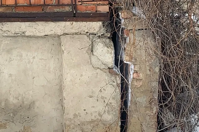 «Может рухнуть»: в уральском селе начал рассыпаться многоквартирный дом