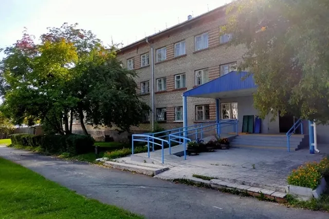 В Екатеринбурге первоклассник с самодельным парашютом выпал из окна школы