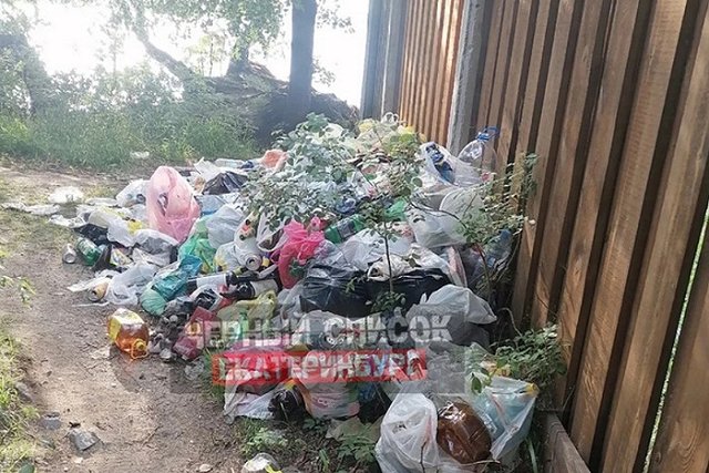 Свердловчане завалили пляж мусором