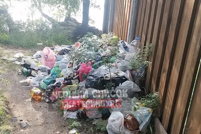 Свердловчане завалили пляж мусором