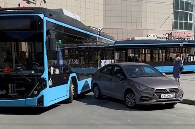 Возле парка Маяковского автохамка заблокировала проезд троллейбусам