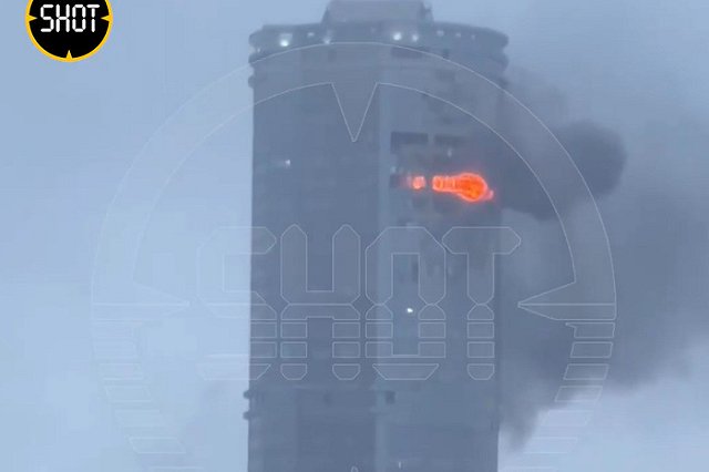 В Казани дрон влетел в 37-этажный дом, вызвав пожар