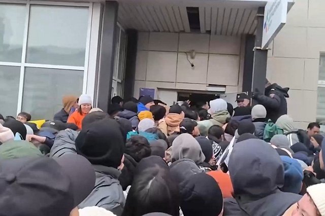 В Екатеринбурге толпа иностранцев опять осаждает центр для мигрантов