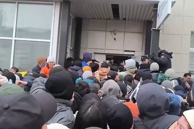 В Екатеринбурге толпа иностранцев опять осаждает центр для мигрантов