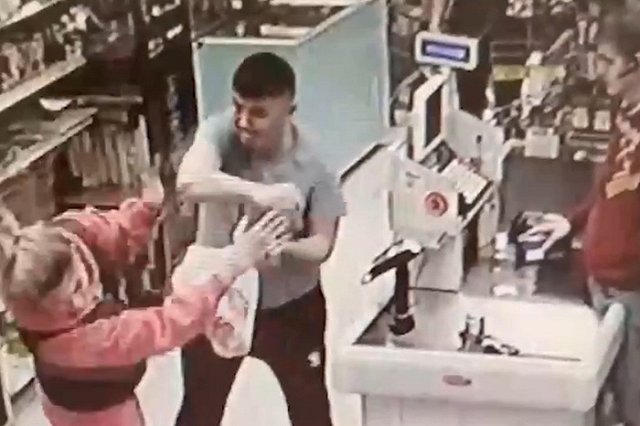 «Я с СВО!»: в супермаркете на Эльмаше мужчина избил девушку около кассы