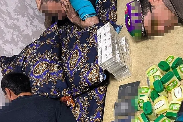 В Екатеринбурге силовики ворвались в квартиру и положили всех на пол