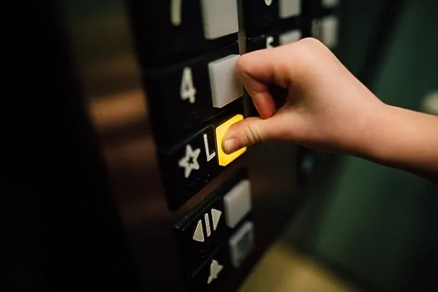 В Екатеринбурге жители 25-этажки пожаловались на неработающие лифты