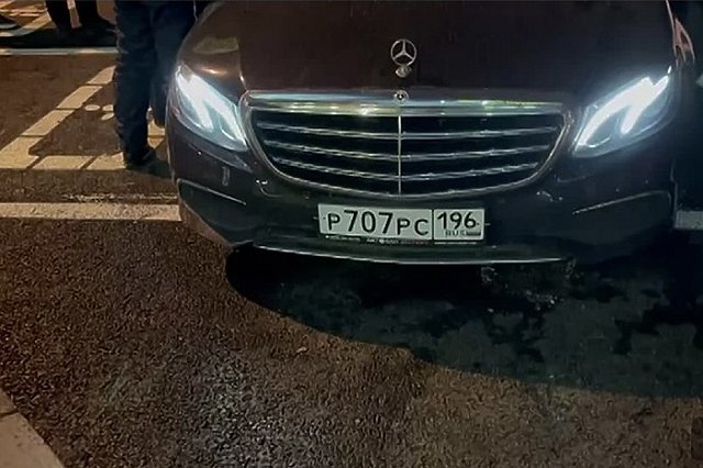 Сотрудники ГИБДД взломали дверь автомобиля, чтобы достать пьяного водителя