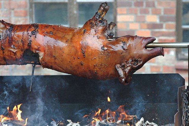 В британских офисах предложили запретить разогревать свинину в микроволновке