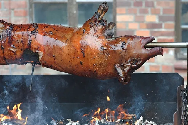В британских офисах предложили запретить разогревать свинину в микроволновке