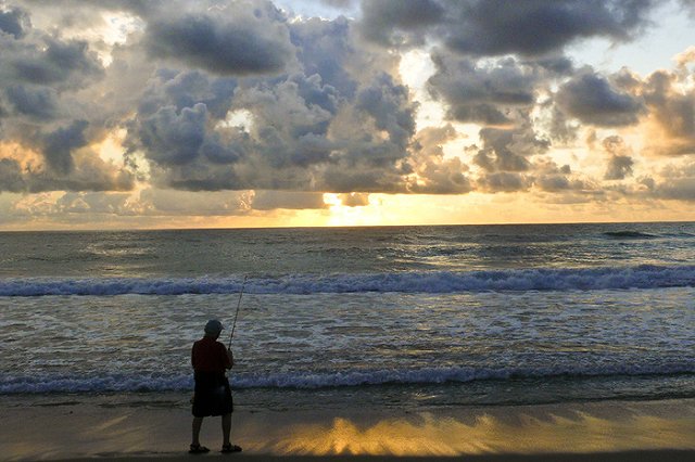 Пьяная девушка клюнула на удочку рыболова во Флориде