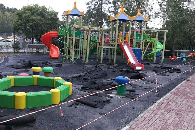 Сквер Первых строителей МЖК, который помпезно открыли вчера, уже закрыли