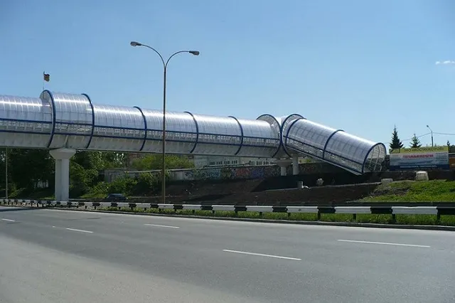 На ЕКАД построят огромный надземный пешеходный переход с лифтами