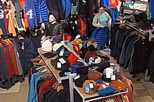 Екатеринбуржец сбежал из магазина с тремя куртками