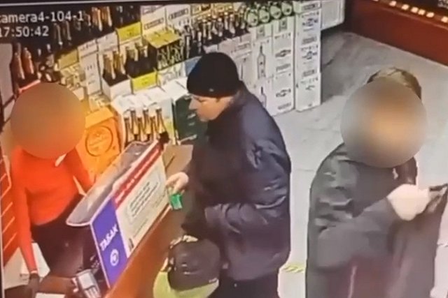 Екатеринбуржец купил конфеты и вино за счёт мигранта