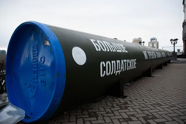 В Екатеринбурге установили копию трубы газопровода, по которой российские военные прошли в Суджу ФОТО