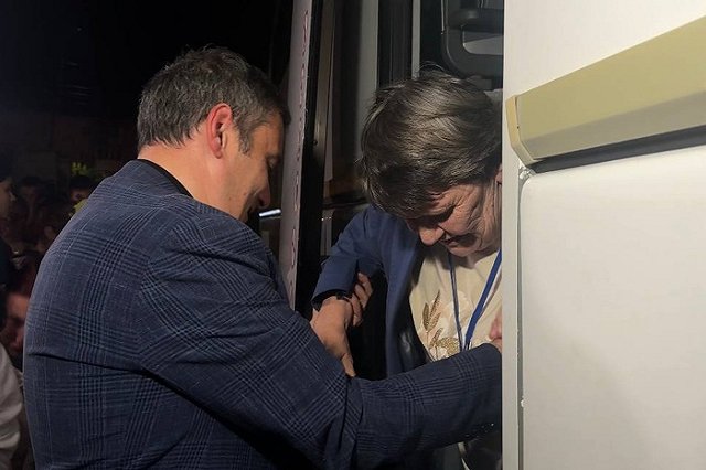 Хинштейн встретил автобус с вернувшимися из плена курянами