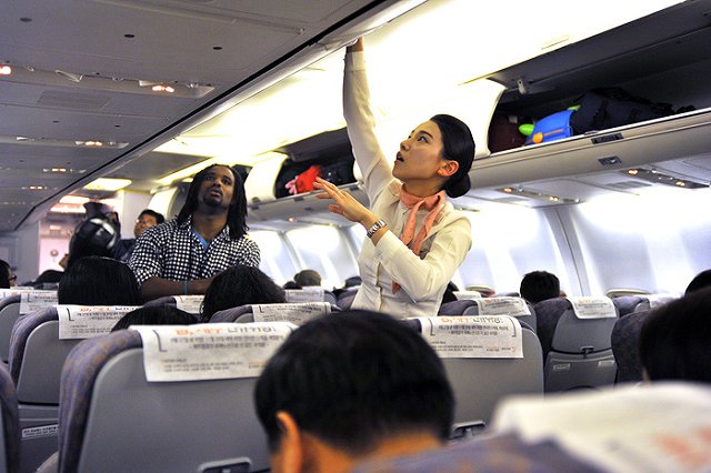 Пассажир избил стюардессу из-за сэндвича