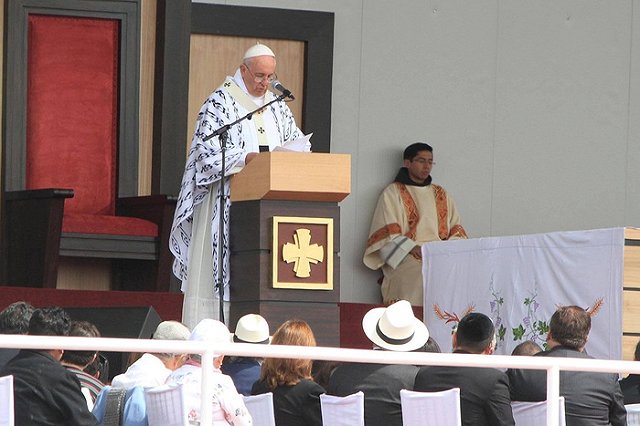 Папу римского угостили чаем из листьев коки