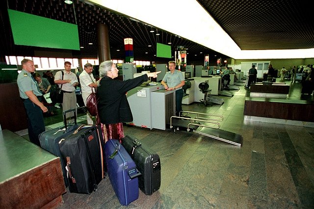 Из ручной клади россиян стали изымать санкционные продукты