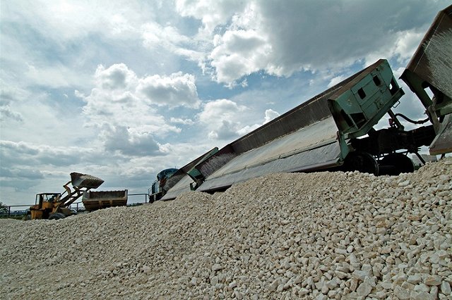 В Екатеринбурге арестован водитель тягача, вываливший щебень на дорогу