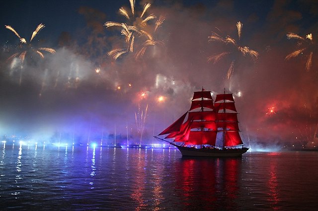 «Алые паруса»: в Петербурге отпраздновали выпускной