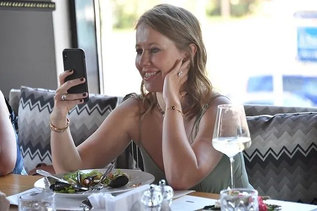 Ксения Собчак показала фото с венчания с Константином Богомоловым