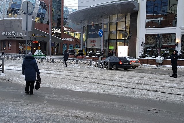 «Нельзя здесь ходить!». Пост ДПС следил сегодня за поведением пешеходов у «Гринвича»