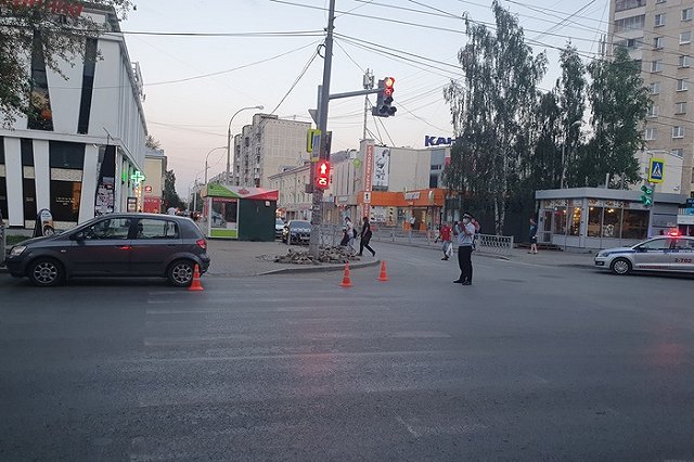 Ребенок на самокате попал под машину на Уралмаше, равняясь на взрослого нарушителя