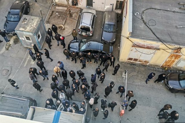 В Екатеринбурге более сотни азербайджанцев собрались у консульства