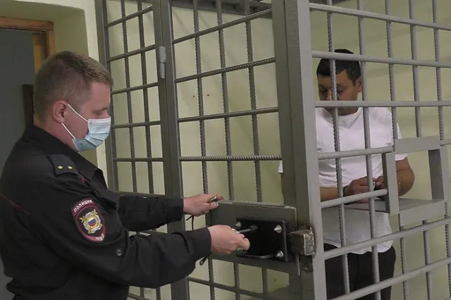 Свердловские полицейские задержали аферистов, предлагавших пенсионерам постельное бельё