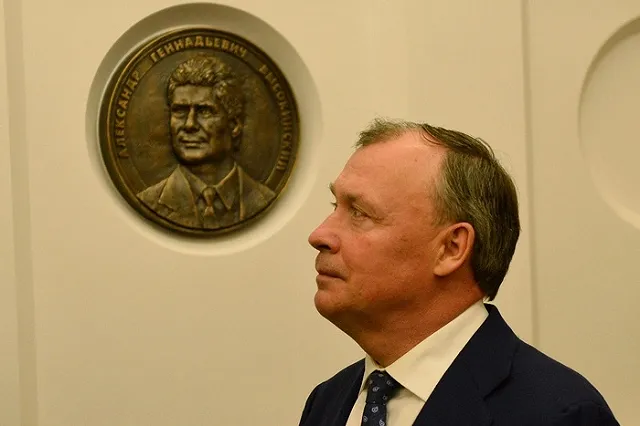 В мэрии Екатеринбурга открыли барельеф Евгения Ройзмана*