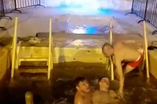 Молодой свердловчанин едва не утонул во время крещенских купаний