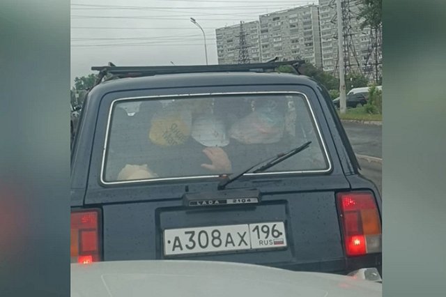 В Екатеринбурге заметили машину, которая везла человека в багажнике