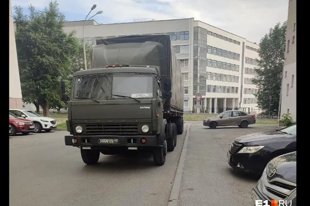 Военный грузовик перекрыл парковку в центре Екатеринбурга