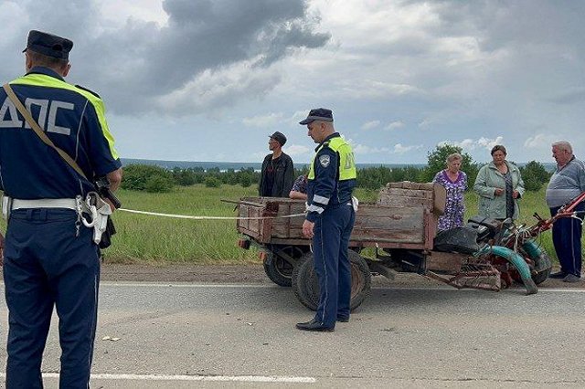 «Вынесло на встречную полосу». Пенсионер на мотоблоке погиб под Невьянском