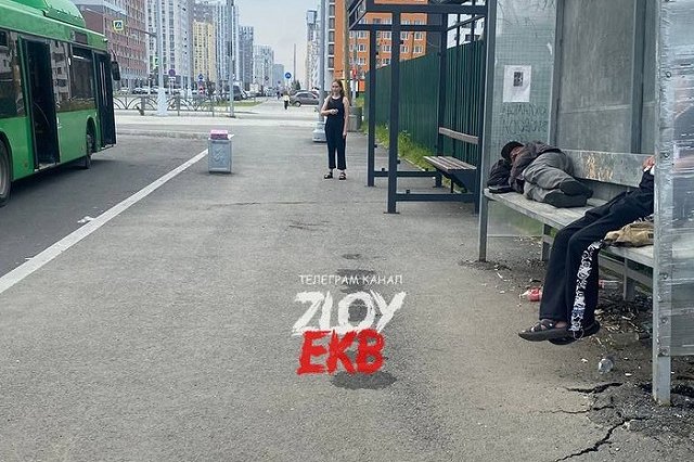 Бомжи облюбовали конечную остановку автобуса в Академическом (ФОТО)