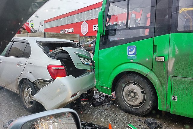 «Паровозик». В ДТП на Уралмаше пострадали 3 автомобиля