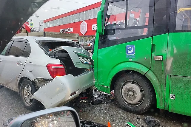 «Паровозик». В ДТП на Уралмаше пострадали 3 автомобиля