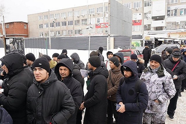 Силовики устроили рейд по мигрантам на территории «Таганского ряда» — фото