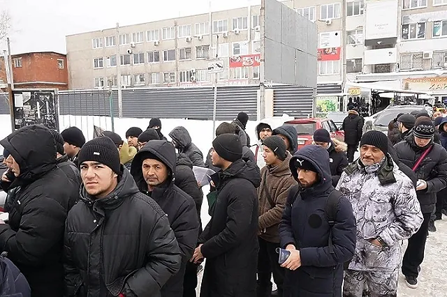 Силовики устроили рейд по мигрантам на территории «Таганского ряда» — фото