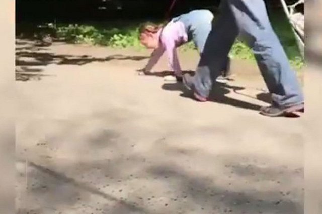 Сотрудники полиции нашли девочку, которую бабушка выгуливала на поводке