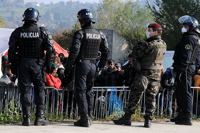 Власти Швеции решили засекретить лагеря для мигрантов из-за постоянных поджогов