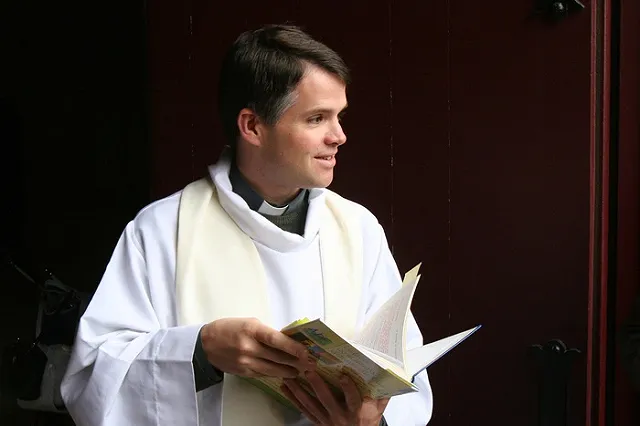 В США священника уличили в растрате пожертвований на услуги гея-садомазохиста