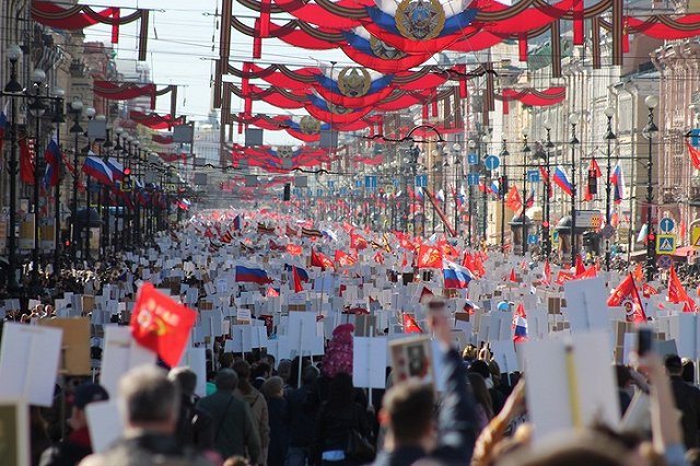 В Петербурге в колонне «Бессмертного полка» действовали воровки-карманницы