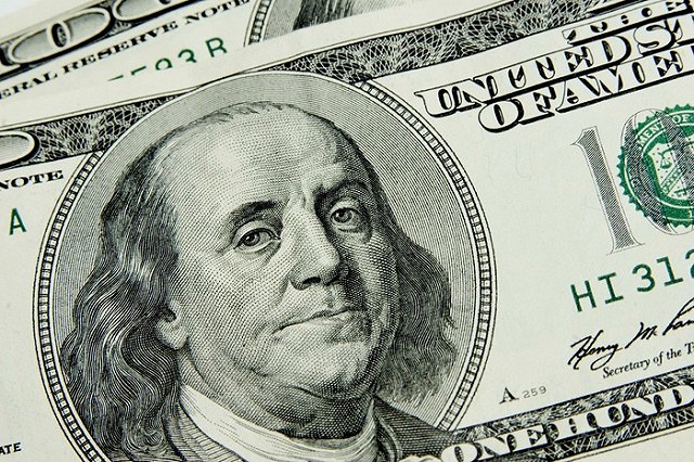 Вынесен приговор екатеринбуржцу, купившему поддельные доллары